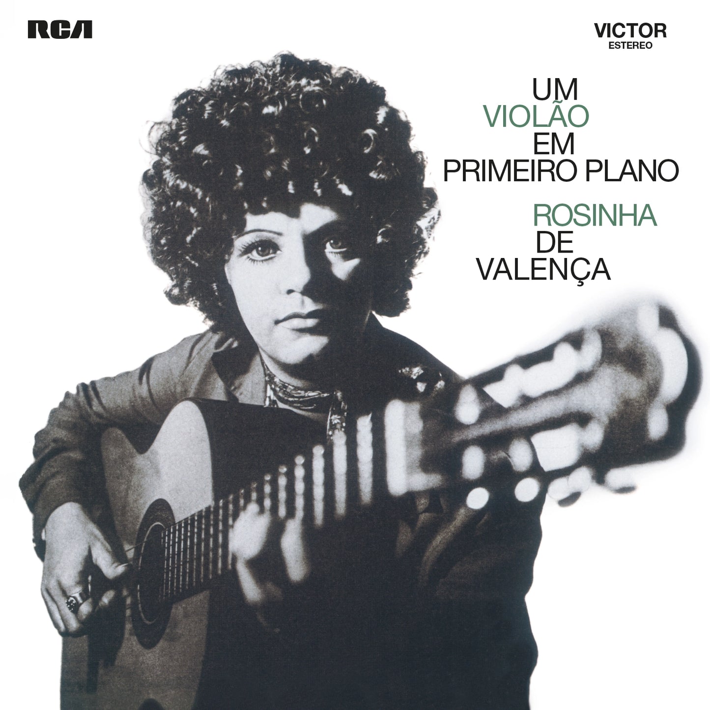 Um Violão Em Primeiro Plano